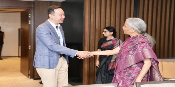 सिंगापुर में वैश्विक निवेश कोषों, बैंकों के शीर्ष अधिकारियों से मुलाकात करते  सीतारमण