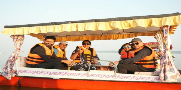 भोपाल की बड़ी झील में वोटिंग का लुत्फ उठाते हुए विदेशी डेलिगेट्स भोपाल की बड़ी झील में वोटिंग का लुत्फ उठाते हुए विदेशी डेलिगेट्स