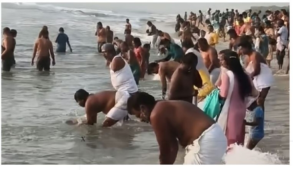 वीरपंडी में मुल्लई पेरियार के किनारे पवित्र पानी में हजारों भक्तों ने डुबकी लगाई।
