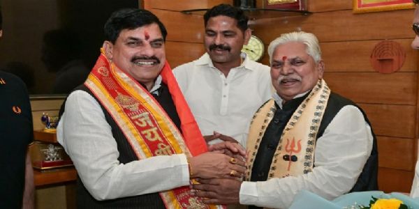 मुख्यमंत्री डॉ. यादव का स्वागत करते हुए बिहार विधानसभा के अध्यक्ष डॉ. प्रेमकुमार मुख्यमंत्री डॉ. यादव का स्वागत करते हुए बिहार विधानसभा के अध्यक्ष डॉ. प्रेमकुमार