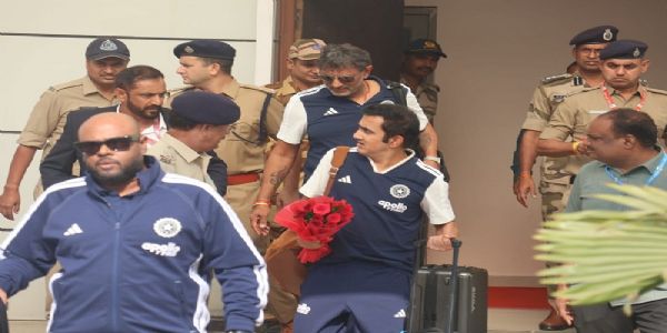 इंदौर में एयरपोर्ट से बाहर आते हुए खिलाडी इंदौर में एयरपोर्ट से बाहर आते हुए खिलाडी