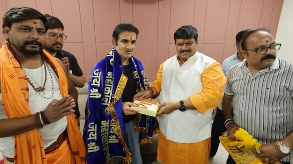 बैटिंग कोच सितांशु कोटक और सांसद अनिल फिरोजिया के साथ किए बाबा महाकाल के दर्शन बैटिंग कोच सितांशु कोटक और सांसद अनिल फिरोजिया के साथ किए बाबा महाकाल के दर्शन
