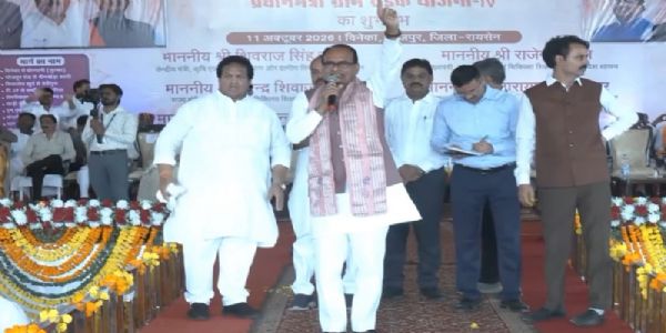 भोजपुर में प्रधानमंत्री ग्राम सड़क योजना-IV की शुरुआत के कार्यक्रम को संबोधित करते हुए शिवराज सिंह भोजपुर में प्रधानमंत्री ग्राम सड़क योजना-IV की शुरुआत के कार्यक्रम को संबोधित करते हुए शिवराज सिंह