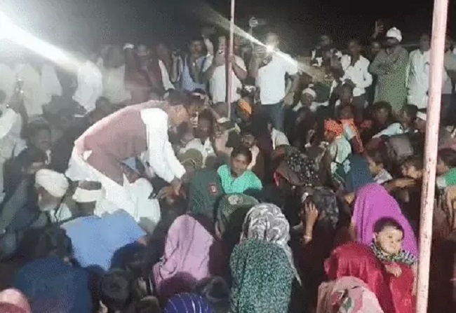मकान तोड़े जाने के बाद प्रभावित परिवारों को ढांढस बंधाते हुए शिवराज सिंह मकान तोड़े जाने के बाद प्रभावित परिवारों को ढांढस बंधाते हुए शिवराज सिंह