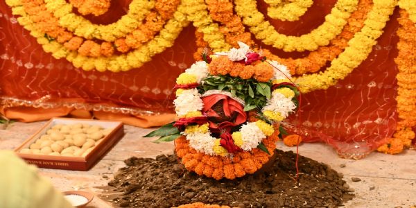 शारदीय नवरात्रि : काशी विश्वनाथ धाम में शक्ति की आराधना,कलश स्थापना के साथ विशेष धार्मिक अनुष्ठान