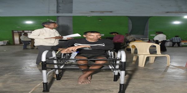 सेवा संकल्प अभियान से बदली लेखराम साहू की जिंदगी, व्हीलचेयर से वॉकर के सहारे लौटे घर