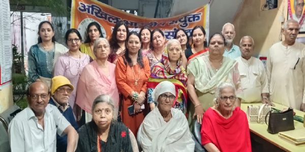 वृद्धाश्रम में बुजुर्गों की सेवा कर जाट महिला संगठन ने दिया सम्मान का संदेश