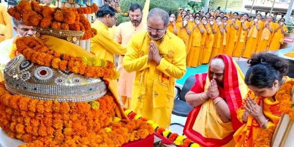 शांतिकुंज से तीन ज्योति कलश रथ शताब्दी समारोह का संदेश लेकर रवाना