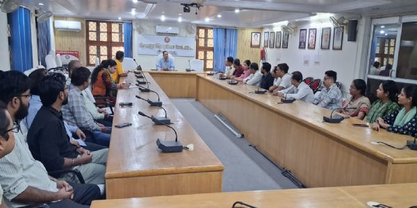 पूर्वांचल विश्वविद्यालय के संविदा व अतिथि शिक्षकों की बैठक, कुलपति ने संकाय काे नई ऊंचाइयों पर ले जाने का किया आह्वान