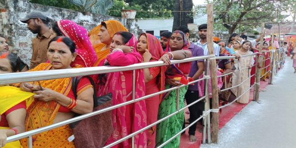 शारदीय नवरात्र : पहले दिन बाबा विश्वनाथ की नगरी देवी मय,मातृशक्ति आराधना में लीन,शैलपुत्री के दरबार में श्रद्धालुओं का सैलाब उमड़ रहा