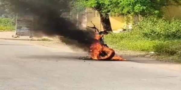 कोरबा में चलती इलेक्ट्रिक स्कूटी बनी आग का गोला, चालक ने कूदकर बचाई जान
