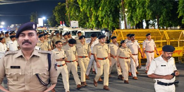 जबलपुर पुलिस का फ्लैग मार्च, संवेदनशील इलाकों में सुरक्षा व्यवस्था का लिया जायजा