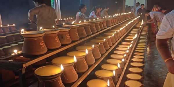 शहर से लेकर गांव तक मंदिरों में जले आस्था के जोत