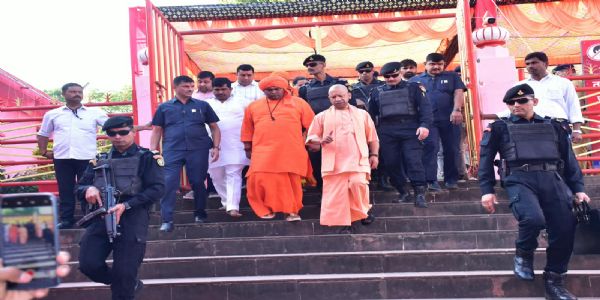 नवरात्रि के प्रथम दिन मुख्यमंत्री योगी ने किया मां पाटेश्वरी का पूजन, गायों को खिलाया हरा चारा