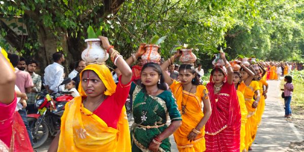 रानी पोखर दुर्गा मंदिर से निकली भव्य कलश यात्रा, 501 महिलाओं ने लिया भाग
