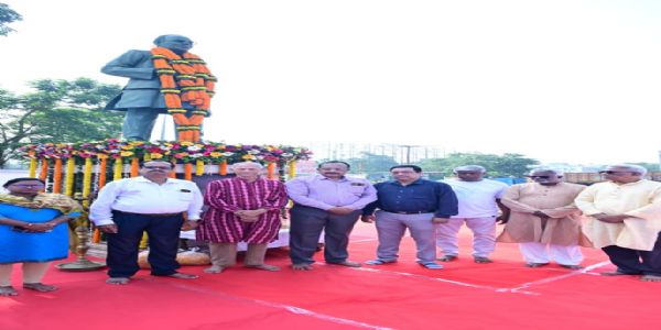 लोकनायक जयप्रकाश नारायण और शहीद बाजी राउत को दी गई श्रद्धांजलि