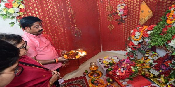 मंत्री नन्दी ने सपरिवार की मां दुर्गा की पूजा-अर्चना