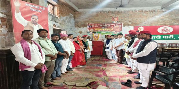 सपा कार्यालय में मनाई गई जयप्रकाश नारायण और महाराजा अग्रसेन की जयंती