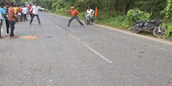 सड़क हादसे में युवक की मौत, दो घायल