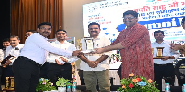 प्रथम एल्यूमिनाई मीट : राज्यमंत्री असीम अरुण ने दिया ‘गिव बैक टू सोसाइटी’ का संदेश