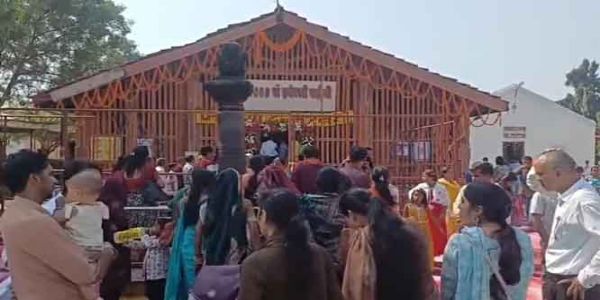 दंतेवाड़ा : मां दंतेश्वरी मंदिर में नवरात्र के पहले दिन दर्शन के लिए श्रद्धालुओं की भीड़ उमड़ पड़ी