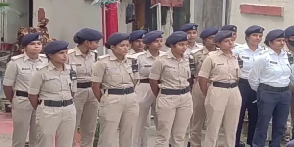 दुर्गा पूजा को लेकर ट्रैफिक पुलिस अलर्ट: पहली बार महिला पुलिसकर्मियों को मिली कमान