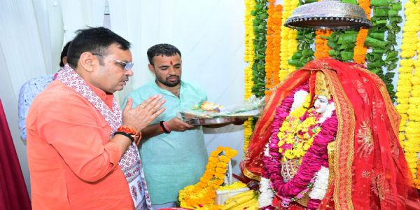 मुख्यमंत्री भजनलाल शर्मा ने सपत्नीक की मां राज राजेश्वरी की पूजा-अर्चना