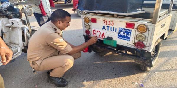 रेलवे और रोडवेज स्टेशन पर ऑटो-ई-रिक्शा की होगी यूनिक नंबरिंग, यात्रियों की सुरक्षा को लेकर कैंट पुलिस की पहल वाहन पर दर्ज होगा