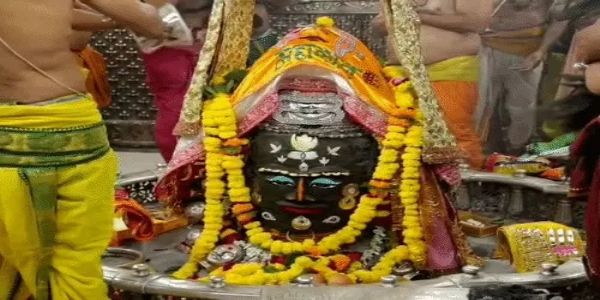 उज्जैन: तड़के 4 बजे खुले महाकाल मंदिर के पट, पंचामृत अभिषेक के बाद भस्म रमाई