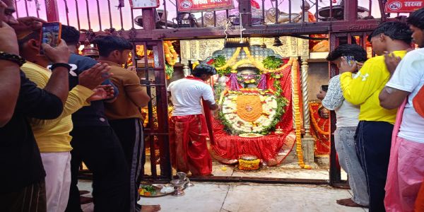 नवरात्र के पहले दिन बड़ी शीतला माता धाम में उमड़ा आस्था का सैलाब