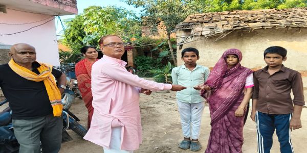 प्रयागराज में पीड़ित परिवार को मिली 51 हजार रुपये की सहायता