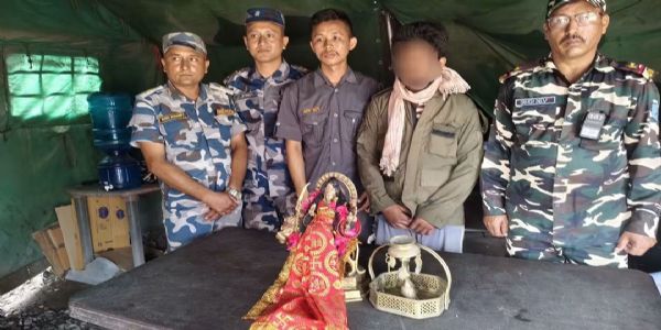नेपाल विराटनगर के संसारी माता मंदिर से चोरी मूर्ति को एसएसबी ने किया बरामद,एपीएफ के सुपुर्द किया