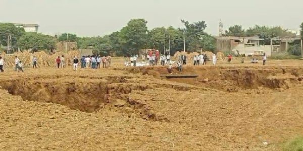 नूंह में आर्बिटल रेल कॉरिडोर टनल की जमीन फिर धंसी, ग्रामीणों में दहशत
