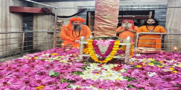शारदीय नवरात्र के पहले दिन शक्तिपीठों में उमड़े श्रद्धालु, भोर से लगी लंबी कतारें