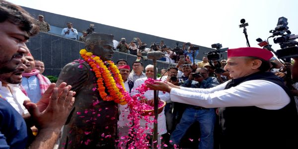 जेपी की जयंती पर अखिलेश यादव का याेगी सरकार पर निशाना, बोले- पैसे की खनक के आगे विचार बेच दिए