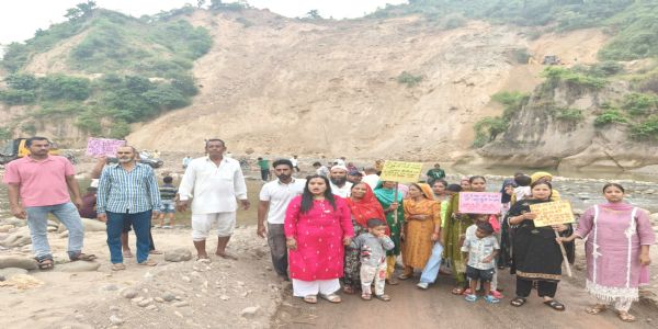 कौला वालाभूड़ बर्मा पापड़ी मार्ग भू स्खलंन के चलते कई दिनों से बन्द, ग्रामीण परेशान