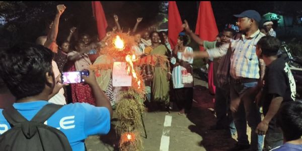 मजदूरी नहीं मिलने पर मजदूरों का फूटा गुस्सा, ठेकेदार का फूंका पुतला
