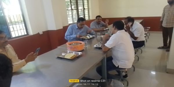 चरक छात्रावास का कुलपति ने किया औचक निरीक्षण, भोजन की गुणवत्ता और स्वच्छता पर दिया जोर, छात्रों के साथ किया भोजन