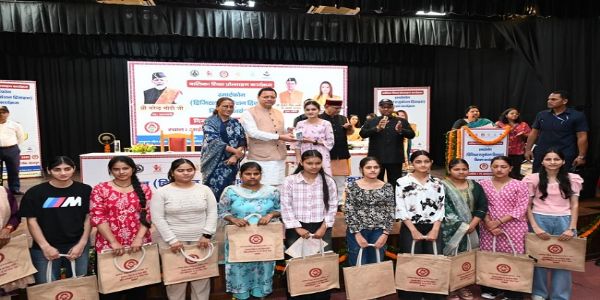 कन्या पूजन तभी सार्थक,जब बेटियों को मिले सम्मान, सुरक्षा और समान अवसर : धामी