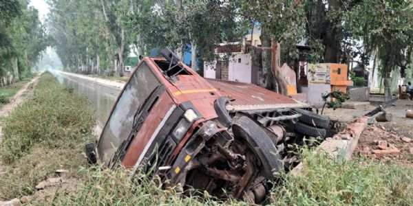हिसार : बैरियर तोड़कर नहर में गिरा ट्रक, ड्राइवर-कंडक्टर घायल, सैर कर रहे लोग बाल-बाल बचे