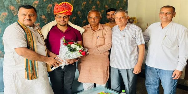 सोनीपत: प्रदीप सांगवान ने एचसीएस टॉपर अभिषेक सरोहा को सम्मानित किया