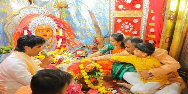 देवासः कलेक्टर ने सपत्नीक की मां तुलजा भवानी व मां चामुंडा की पूजा-अर्चना