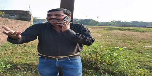 शराब के तस्कर को ग्रामीणों ने पकड़कर पोल से बांधा, जांच में जुटी पुलिस