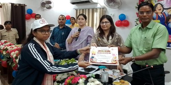 अंतरराष्ट्रीय बालिका दिवस पर मेधावी बच्चों को किया गया सम्मानित