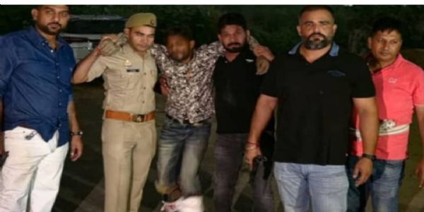 अपराधों का शतक लगाने वाला 50 हजार का इनामी पुलिस मुठभेड़ में गिरफ्तार, दोनों पैर में लगी गोली