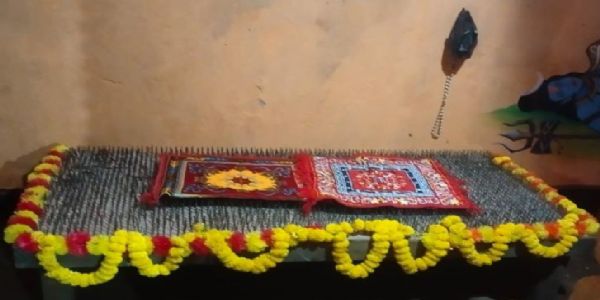 नवरात्र में भक्ति का अनूठा संकल्प, लोहे के कील से बने सेज पर रूपा आठ दिनों तक धारण करेगी कलश