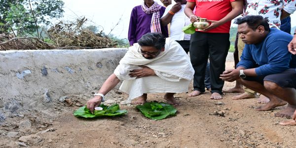 मुख्यमंत्री ने अपनी मां की स्मृति में पारंपरिक रीति-रिवाजों का किया निर्वहन