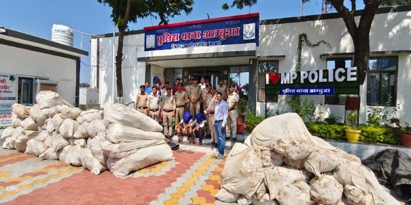 मादक पदार्थ के साथ आरोपित पुलिस गिरफ्त में