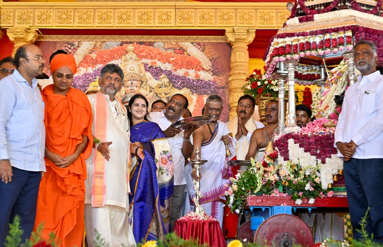दशहरा उत्सव की शुरुआत देवी चामुंडेश्वरी को फूल अर्पित करने के साथ होती है। दशहरा उत्सव की शुरुआत देवी चामुंडेश्वरी को फूल अर्पित करने के साथ होती है।