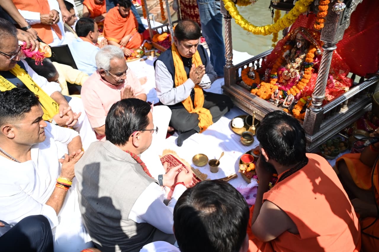 गंगा पूजन करते मुख्यमंत्री धामी गंगा पूजन करते मुख्यमंत्री धामी